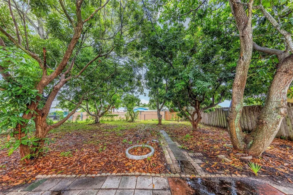 5621 11TH AVENUE St Petersburg, FL 33710