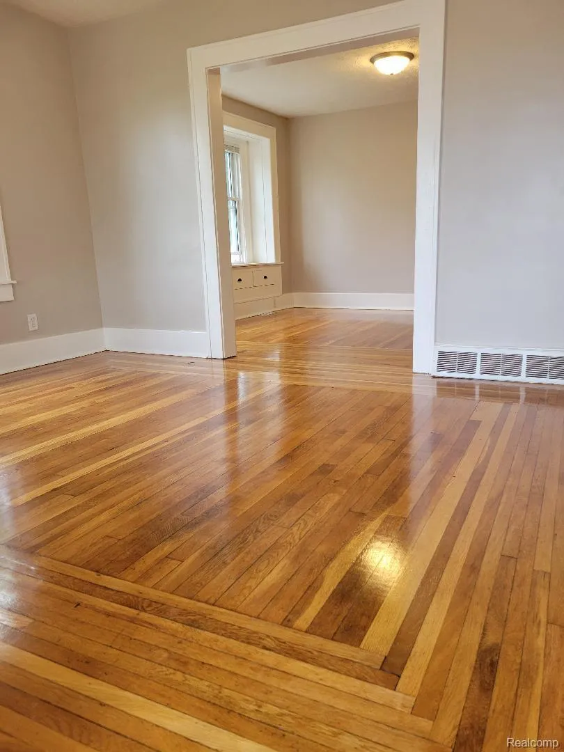 914 Middle Street Lansing City, MI 48915