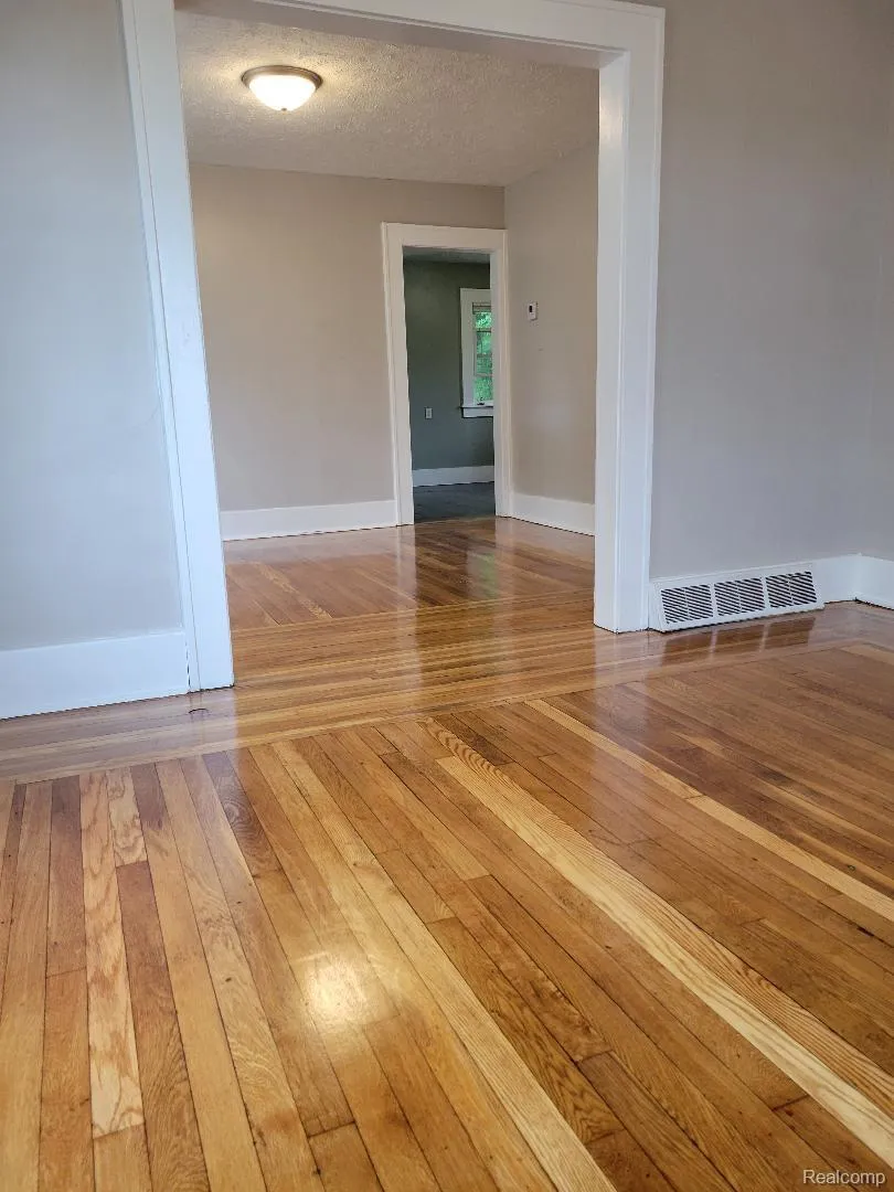 914 Middle Street Lansing City, MI 48915