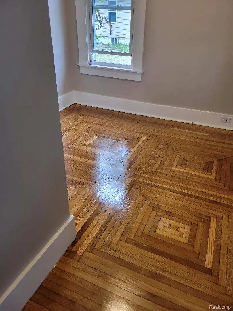 914 Middle Street Lansing City, MI 48915