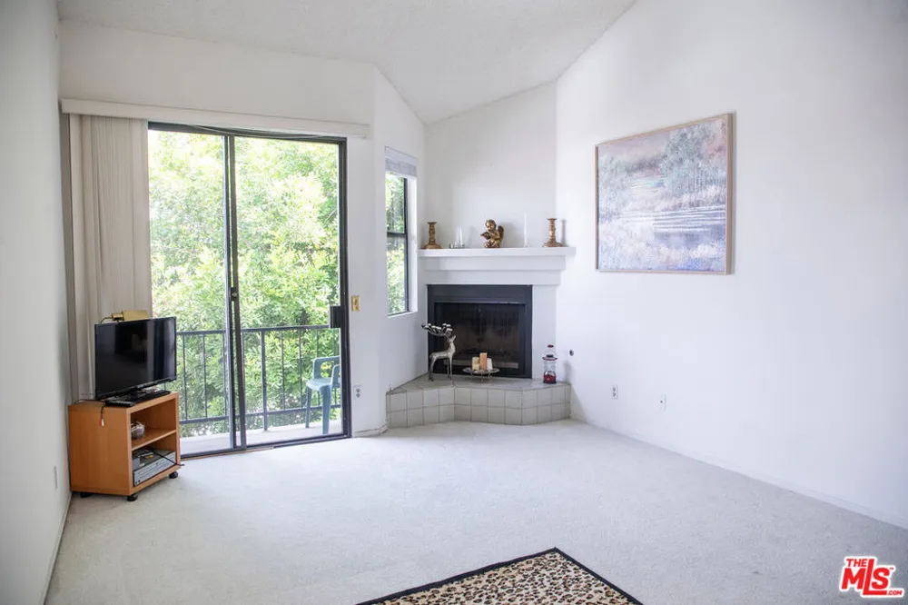 6323 Reseda Boulevard #44 Tarzana, CA 91335