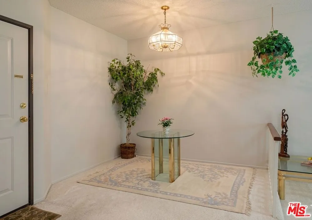 6323 Reseda Boulevard #44 Tarzana, CA 91335