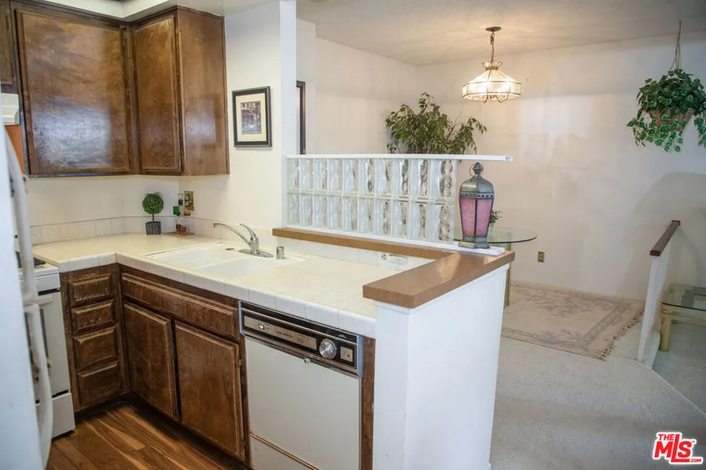 6323 Reseda Boulevard #44 Tarzana, CA 91335