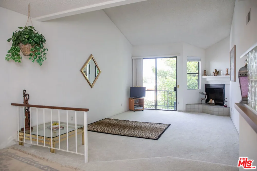 6323 Reseda Boulevard #44 Tarzana, CA 91335