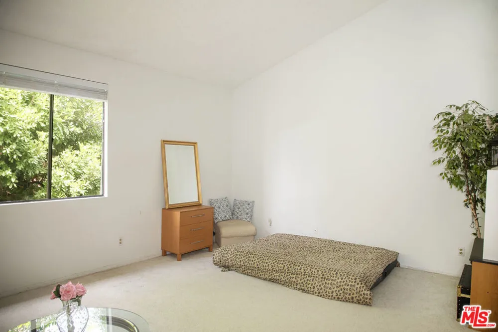 6323 Reseda Boulevard #44 Tarzana, CA 91335