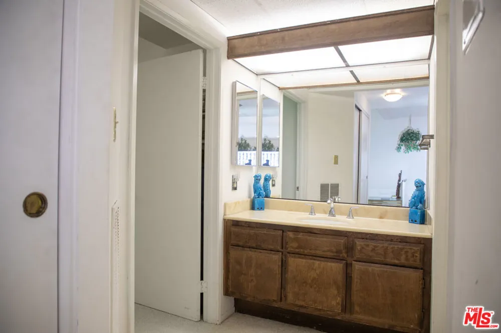 6323 Reseda Boulevard #44 Tarzana, CA 91335