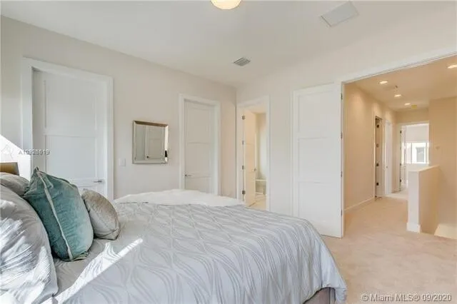 686 NE 43RD STREET Oakland Park, FL 33334