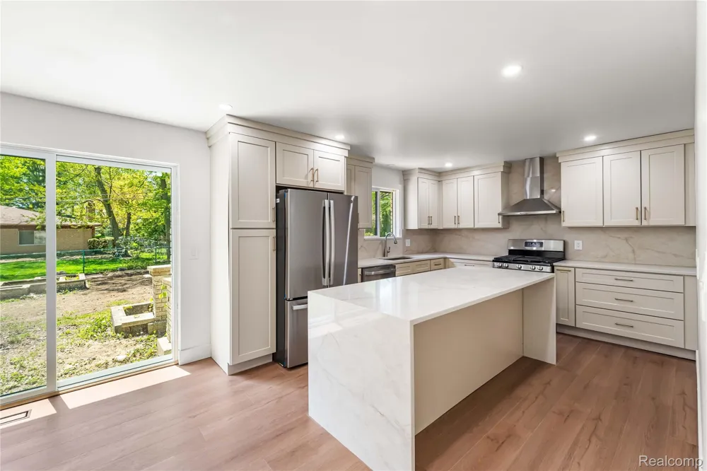 6742 Canterbury Court Shelby Charter Township, MI 48316