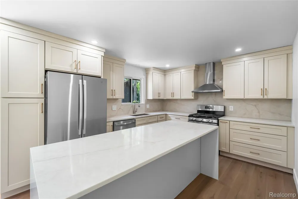 6742 Canterbury Court Shelby Charter Township, MI 48316