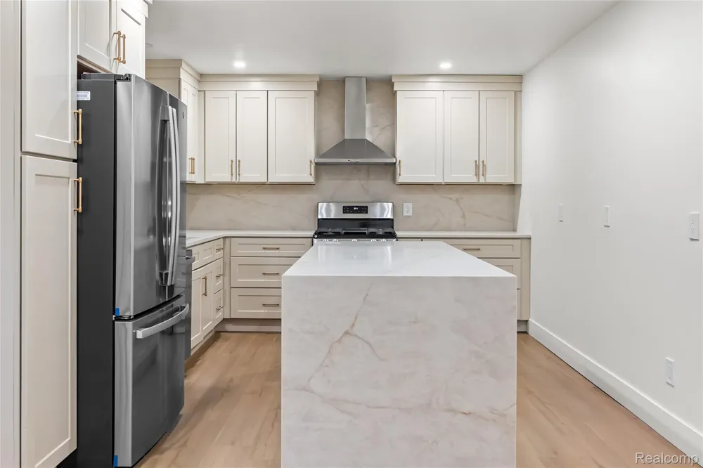 6742 Canterbury Court Shelby Charter Township, MI 48316