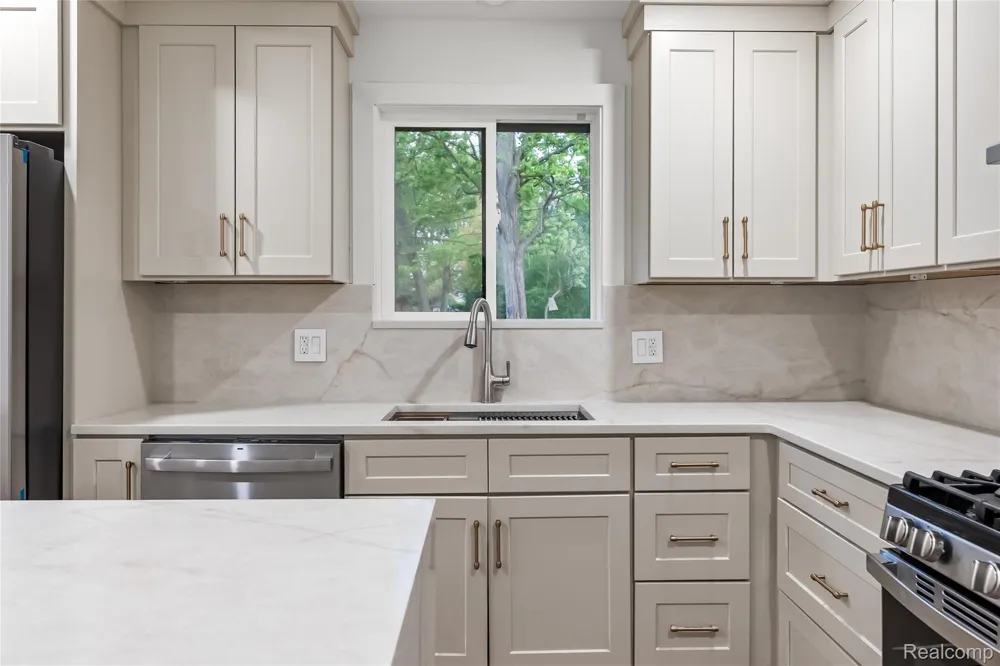 6742 Canterbury Court Shelby Charter Township, MI 48316