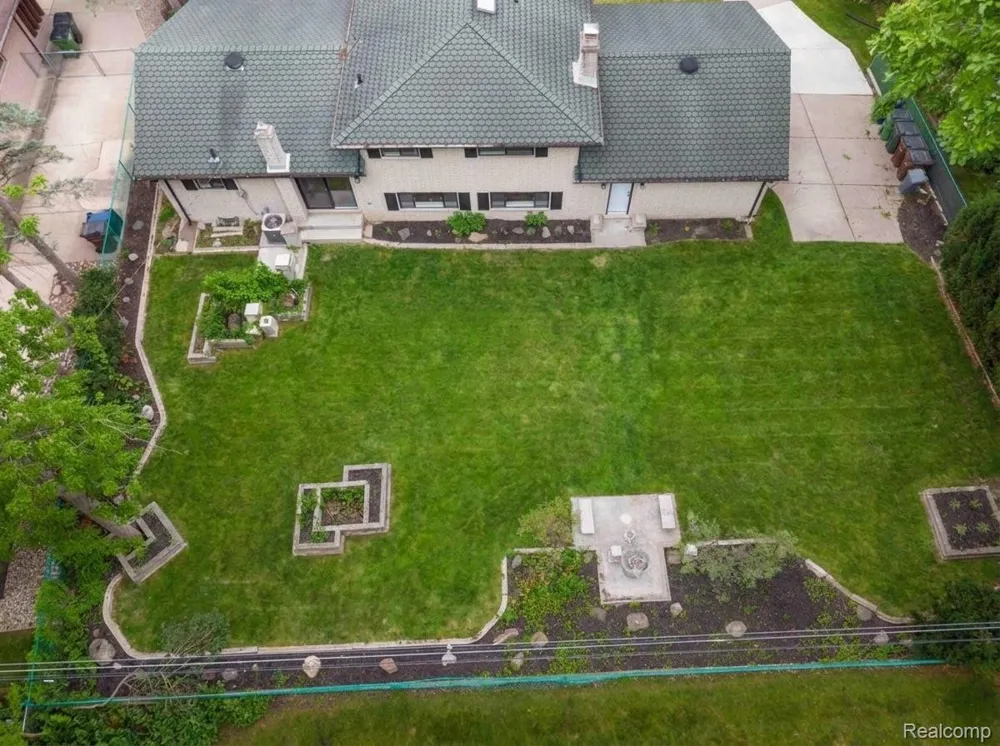 6742 Canterbury Court Shelby Charter Township, MI 48316