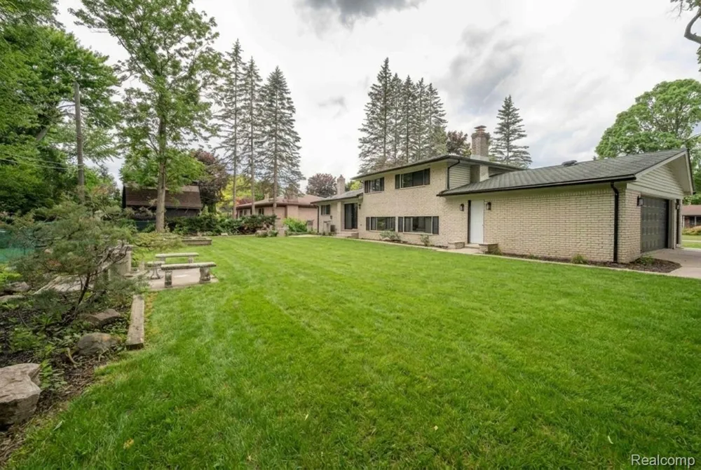 6742 Canterbury Court Shelby Charter Township, MI 48316