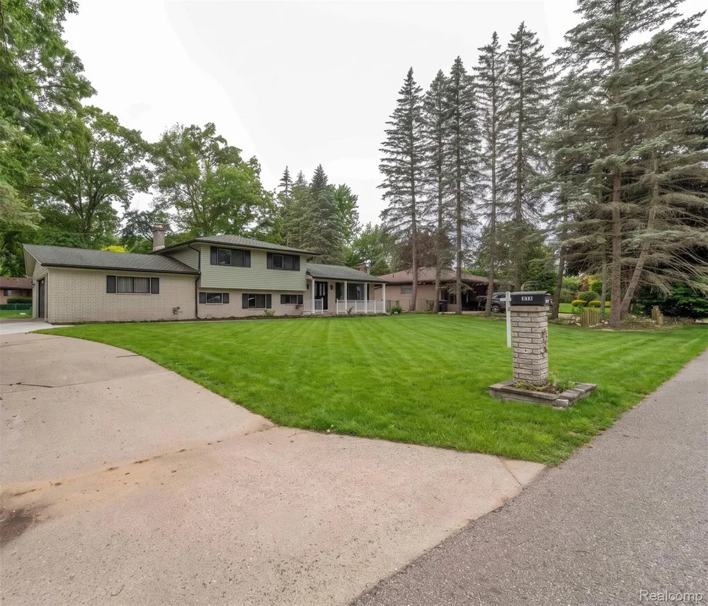 6742 Canterbury Court Shelby Charter Township, MI 48316