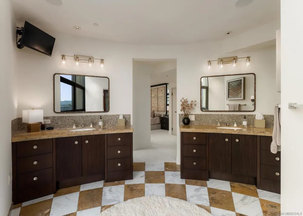 645 Front St #2204 San Diego, CA 92101