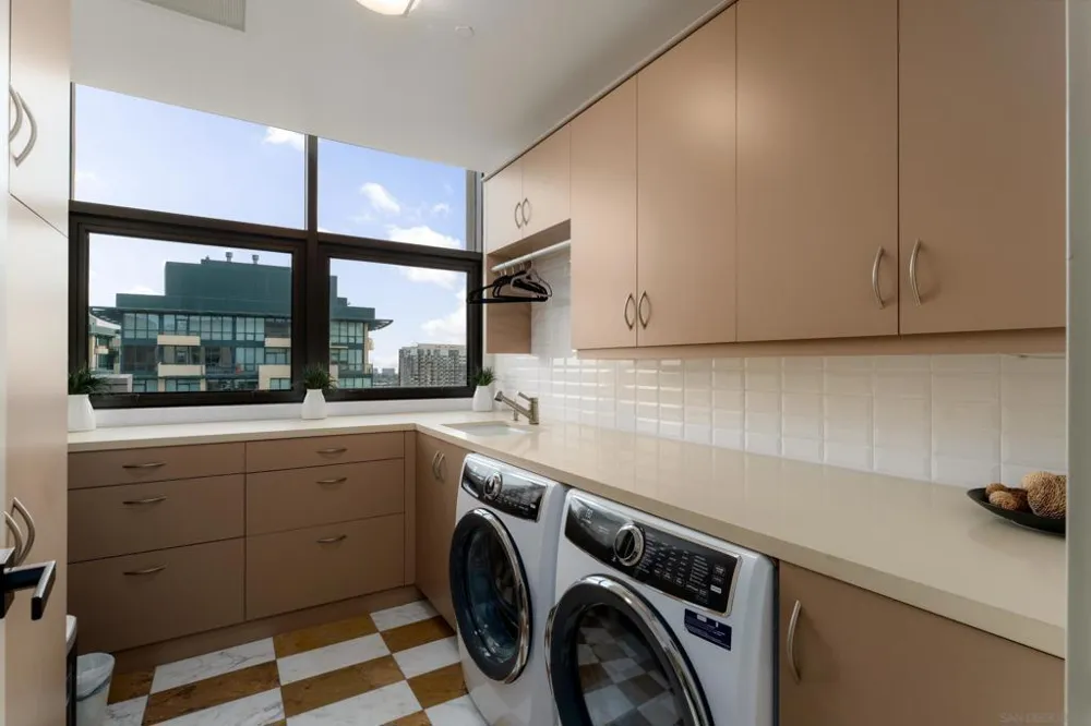 645 Front St #2204 San Diego, CA 92101