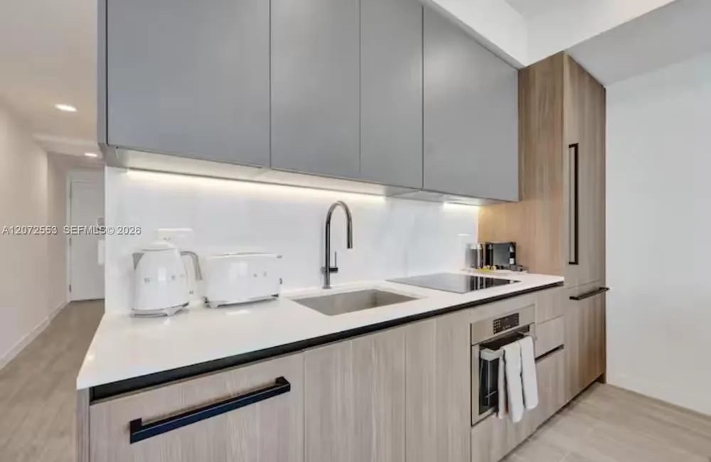 580 72nd #1713 Miami Beach, FL 33141