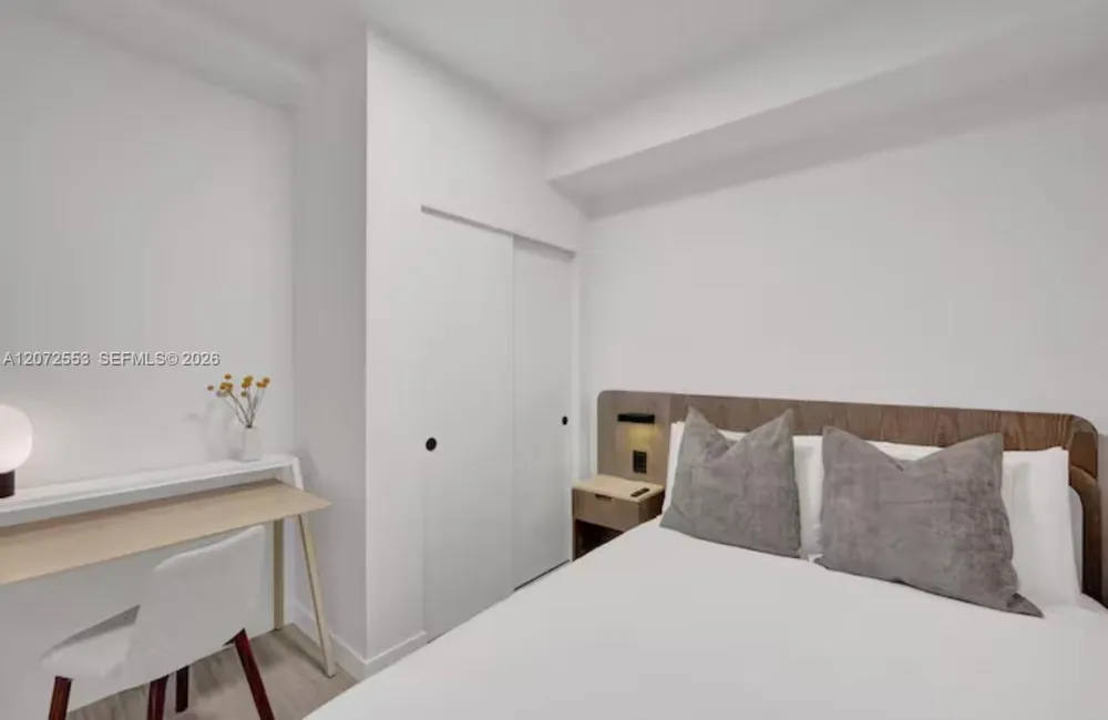 580 72nd #1713 Miami Beach, FL 33141