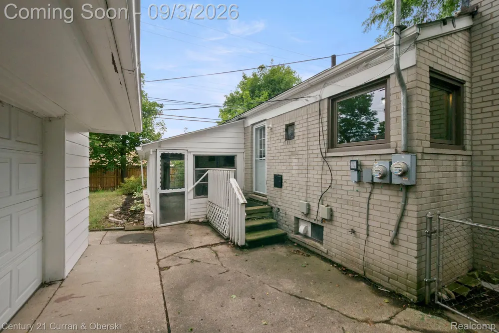 31560 Leelane Farmington City, MI 48336