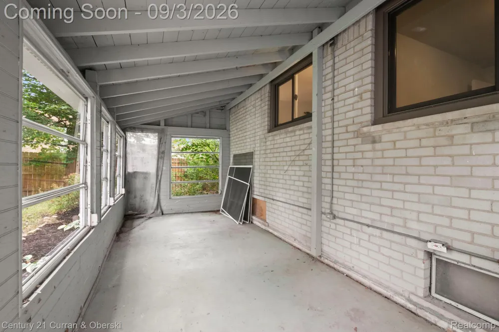 31560 Leelane Farmington City, MI 48336