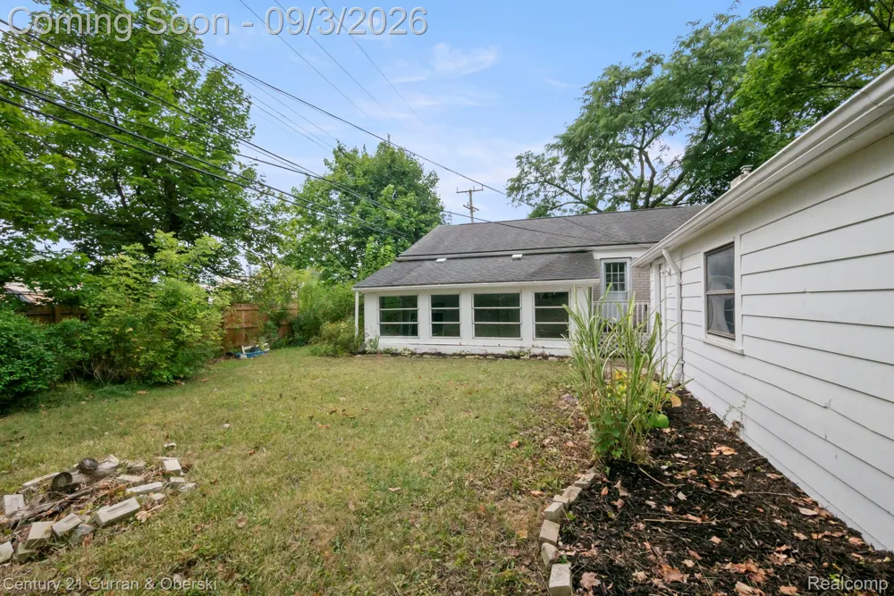 31560 Leelane Farmington City, MI 48336