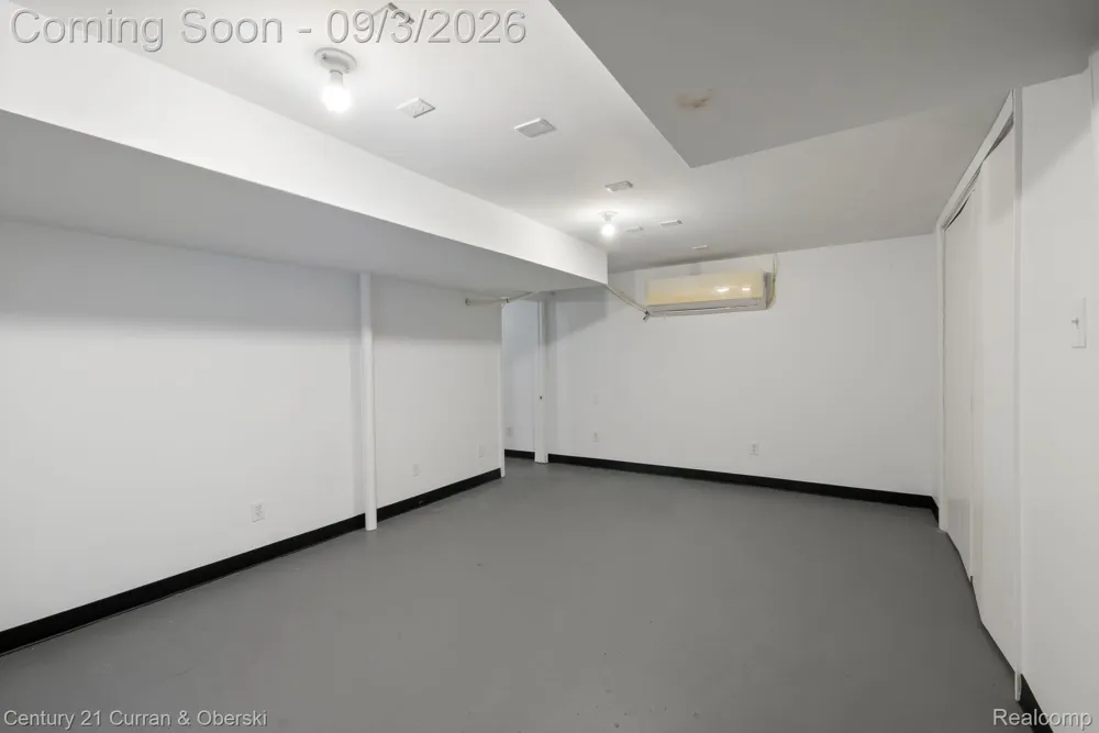 31560 Leelane Farmington City, MI 48336