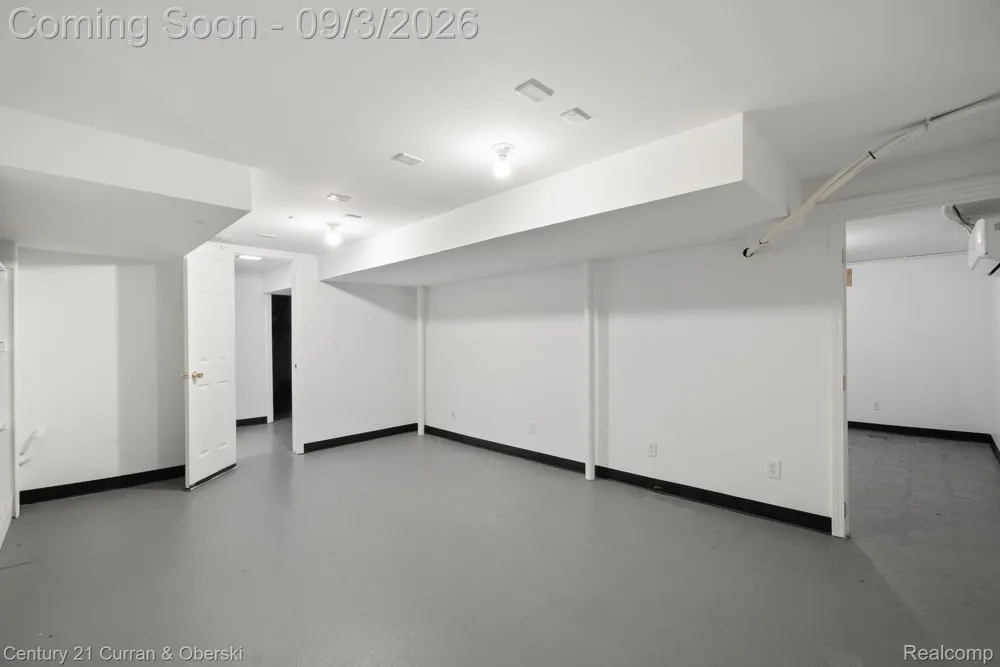 31560 Leelane Farmington City, MI 48336