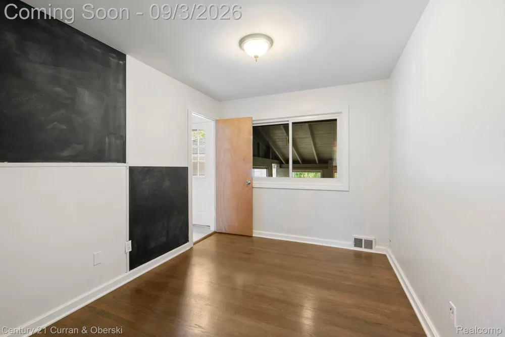 31560 Leelane Farmington City, MI 48336