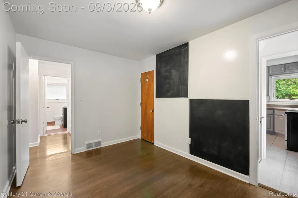 31560 Leelane Farmington City, MI 48336