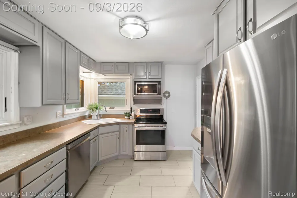 31560 Leelane Farmington City, MI 48336