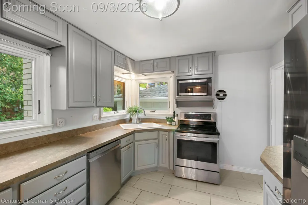 31560 Leelane Farmington City, MI 48336