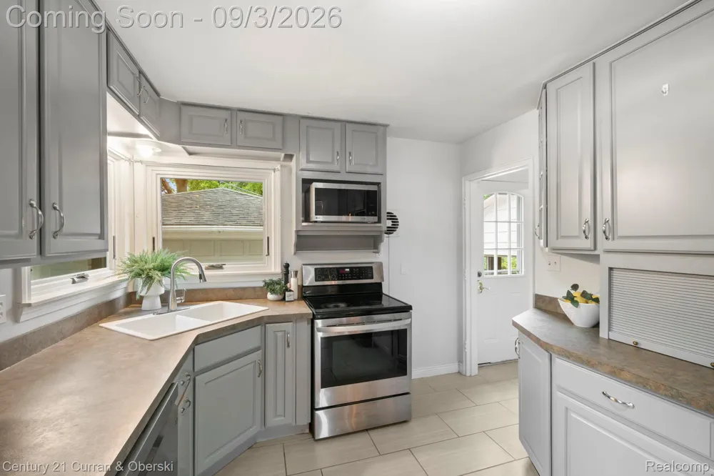 31560 Leelane Farmington City, MI 48336