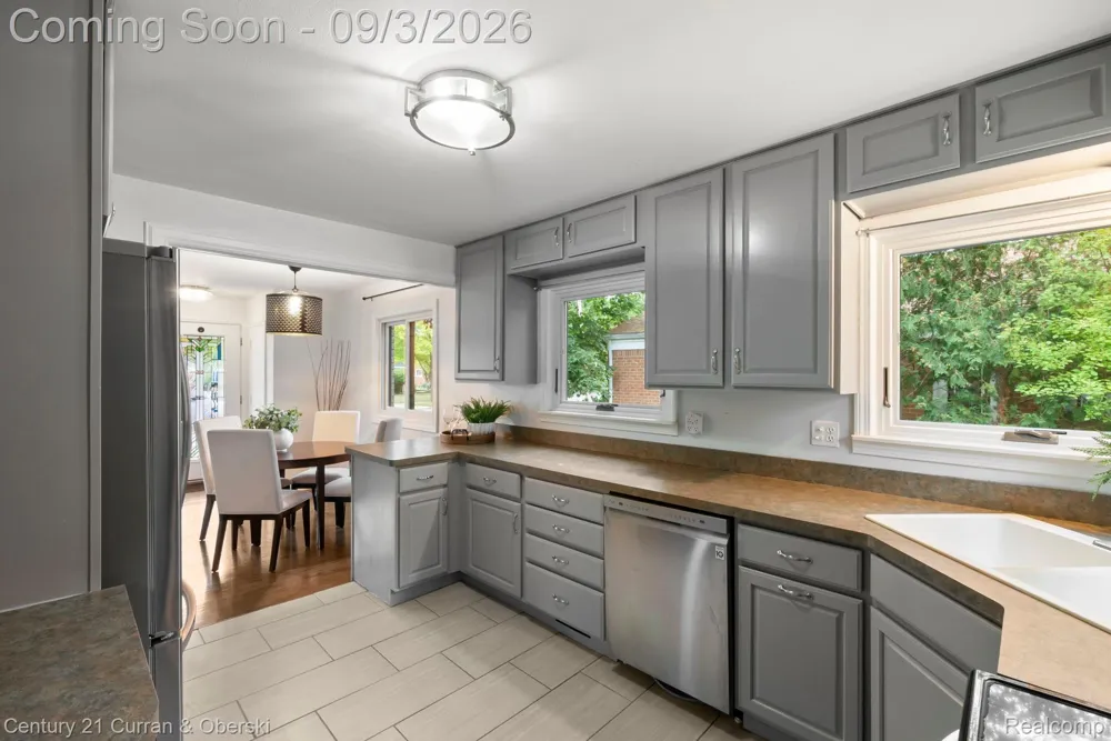 31560 Leelane Farmington City, MI 48336
