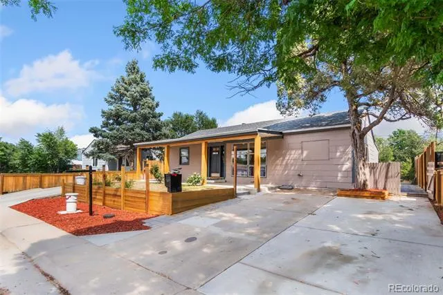 886 Kingston Street Aurora, CO 80010