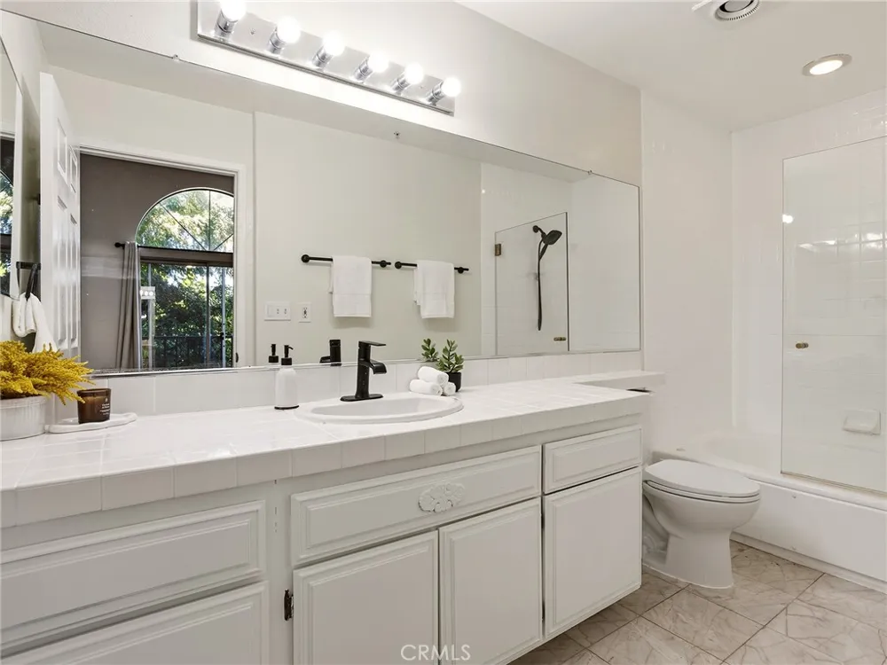 11044 Acama Street #302 Studio City, CA 91602