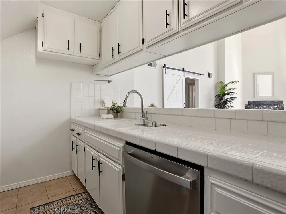 11044 Acama Street #302 Studio City, CA 91602