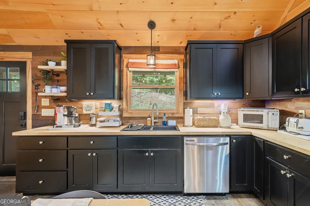 681 Catawba CIR Ellijay, GA 30540