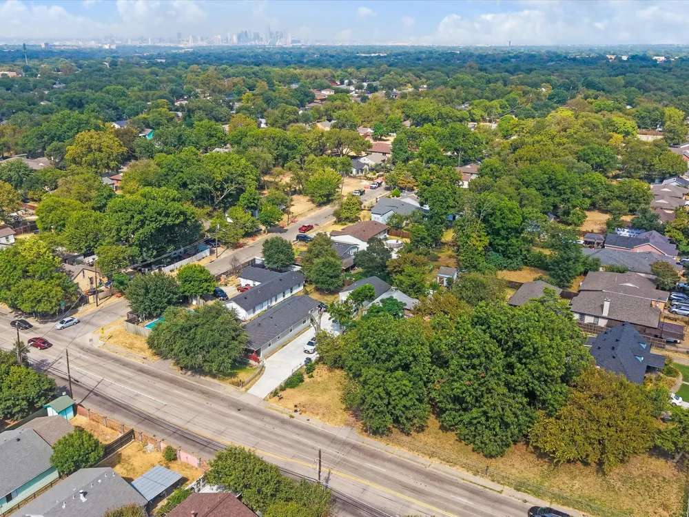 1812 S Cockrell Hill Road Dallas, TX 75211