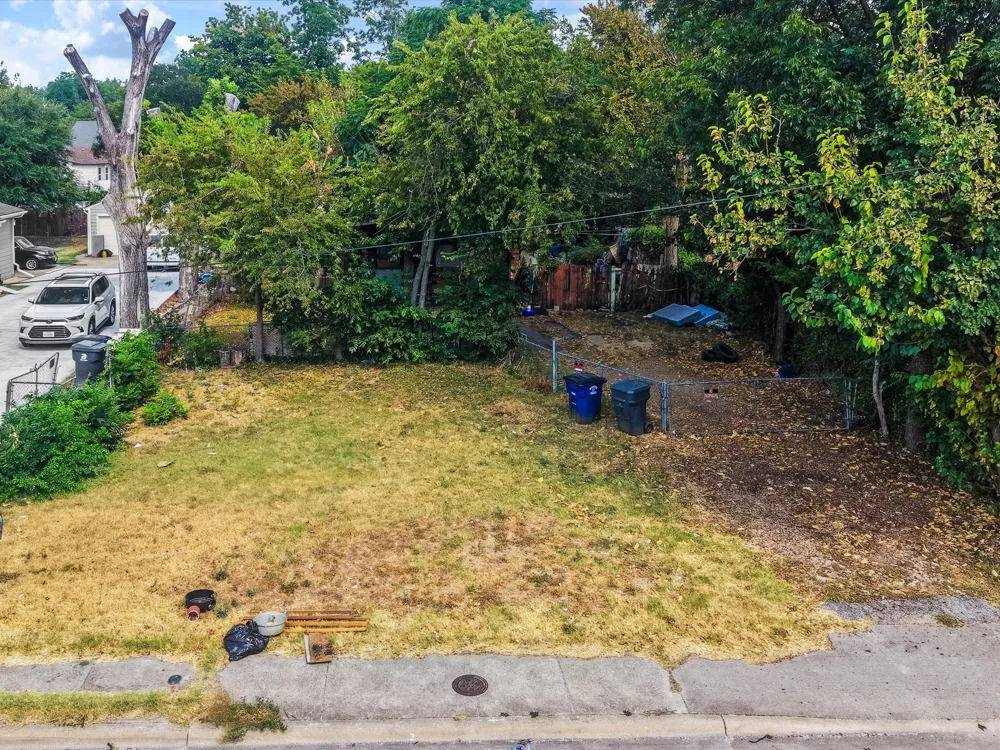 1812 S Cockrell Hill Road Dallas, TX 75211