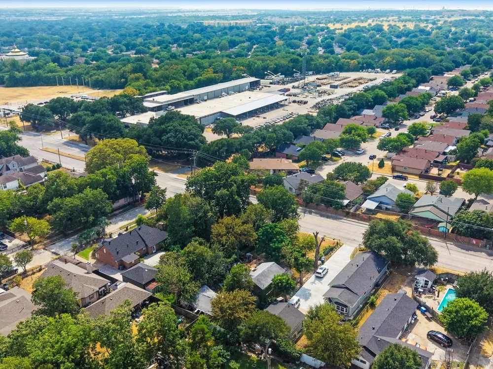 1812 S Cockrell Hill Road Dallas, TX 75211