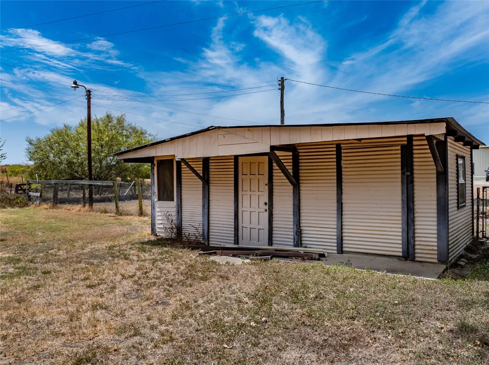 1046 Tx-71 West Point, TX 78963