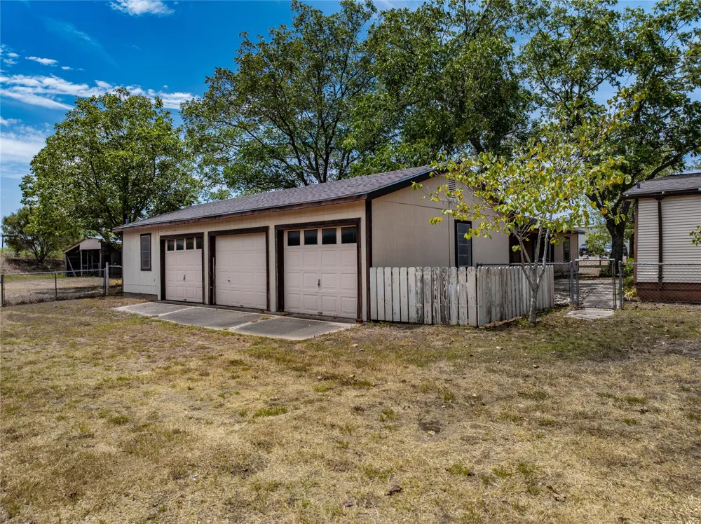 1046 Tx-71 West Point, TX 78963