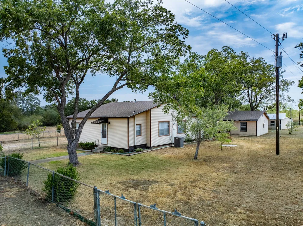 1046 Tx-71 West Point, TX 78963