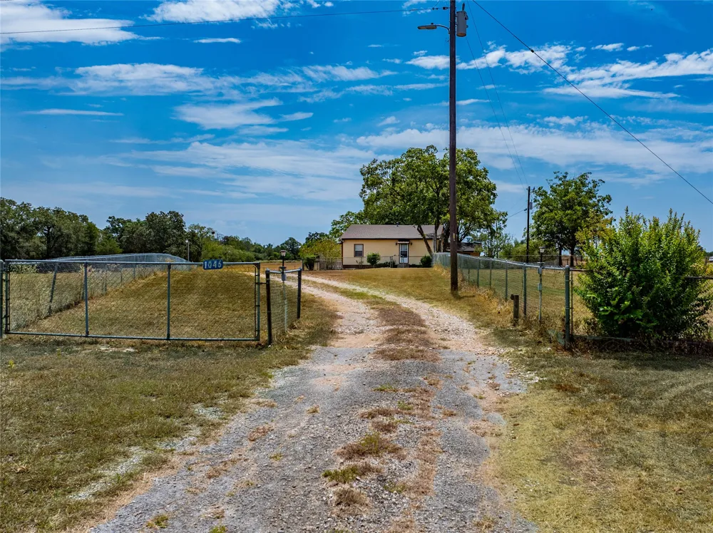 1046 Tx-71 West Point, TX 78963