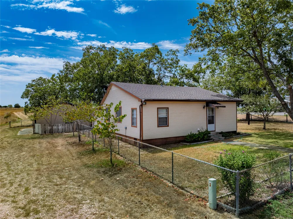 1046 Tx-71 West Point, TX 78963
