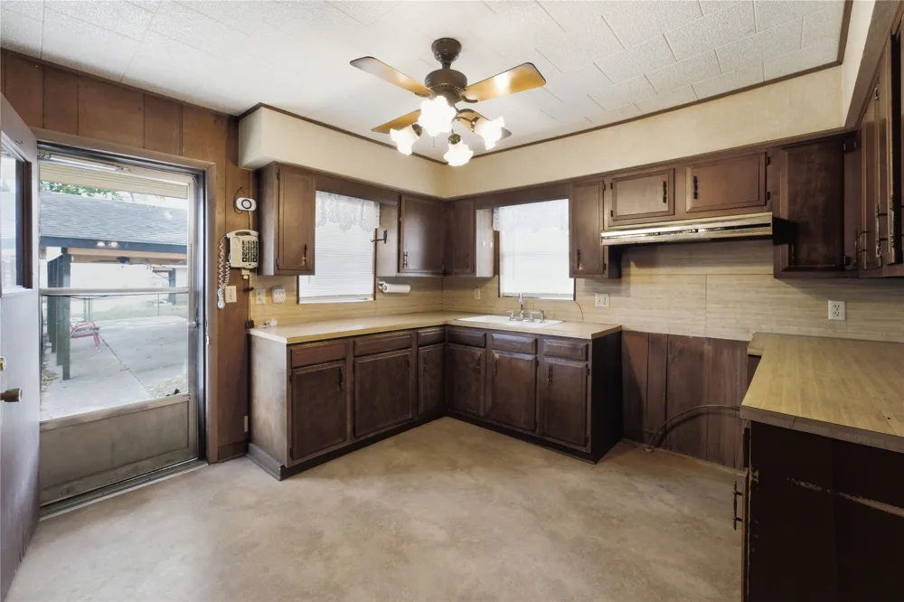 1046 Tx-71 West Point, TX 78963