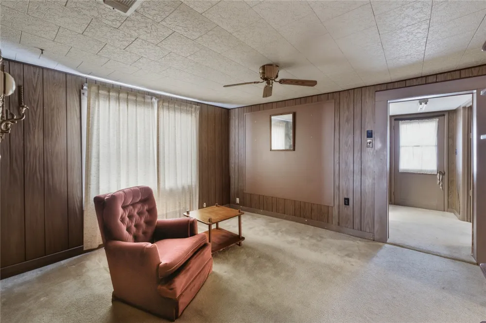 1046 Tx-71 West Point, TX 78963