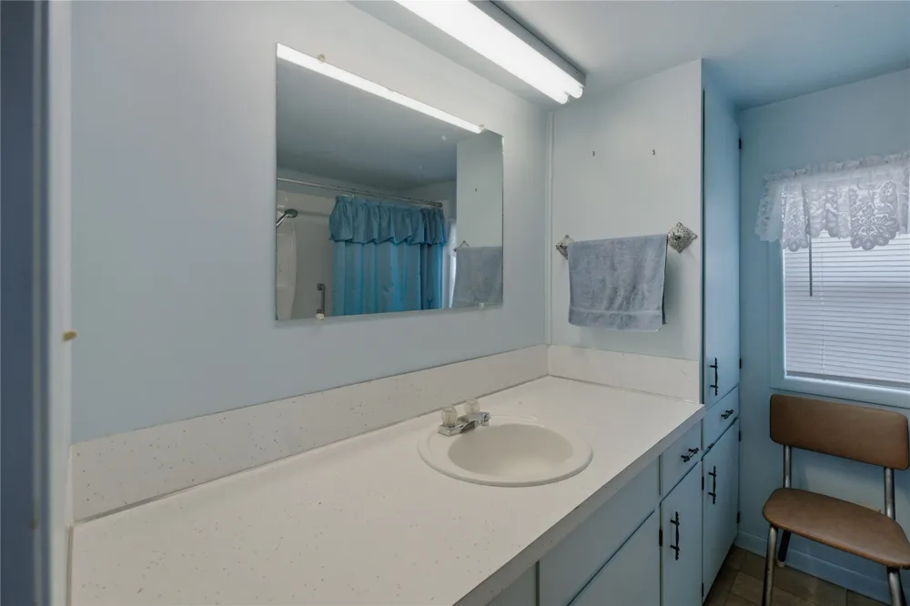 1046 Tx-71 West Point, TX 78963