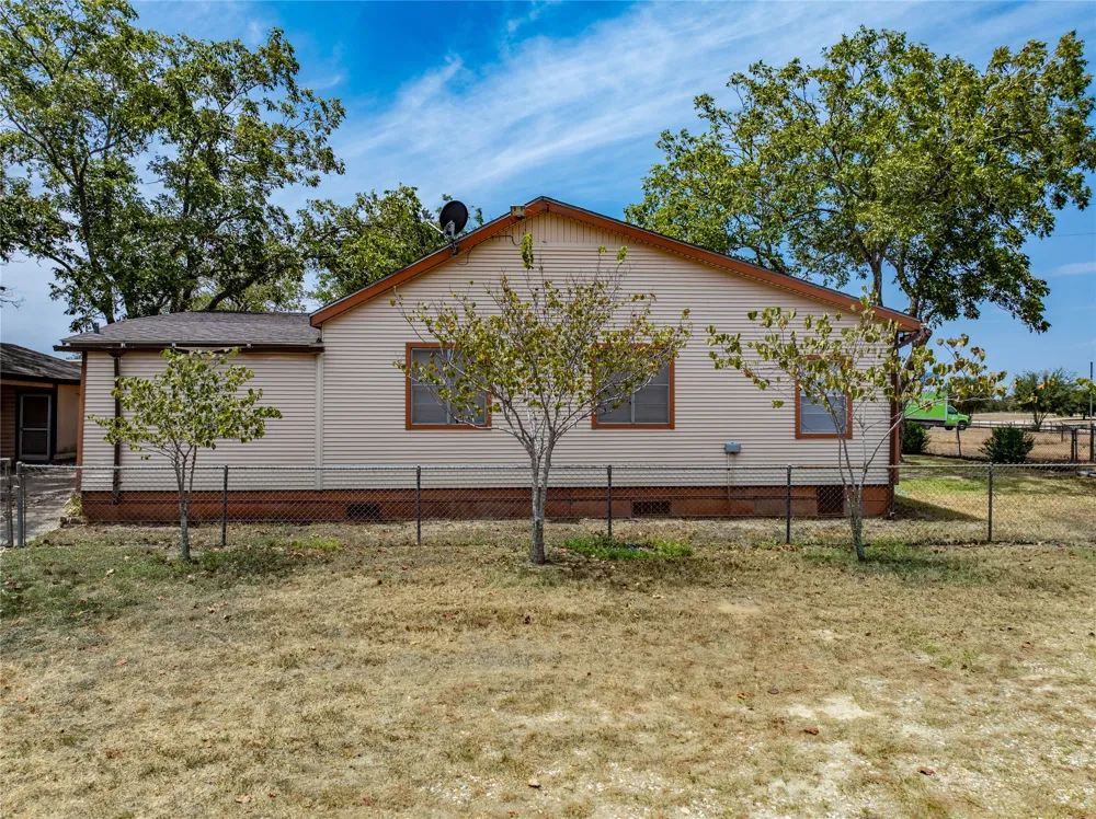 1046 Tx-71 West Point, TX 78963