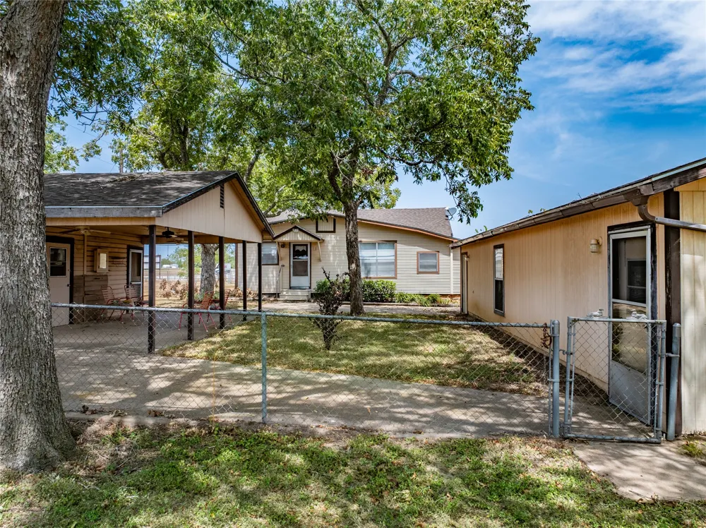 1046 Tx-71 West Point, TX 78963